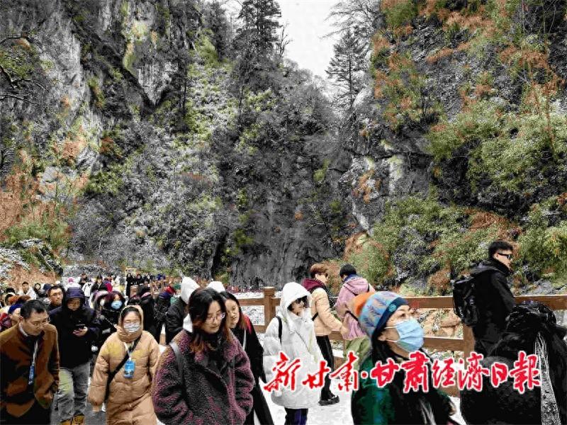 人间仙境官鹅沟：5A 级景区，负氧离子达 1.8 万个/立方厘米，不来后悔