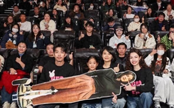 好东西点映开启，9.1 分高口碑喜剧，带你感受平静的力量