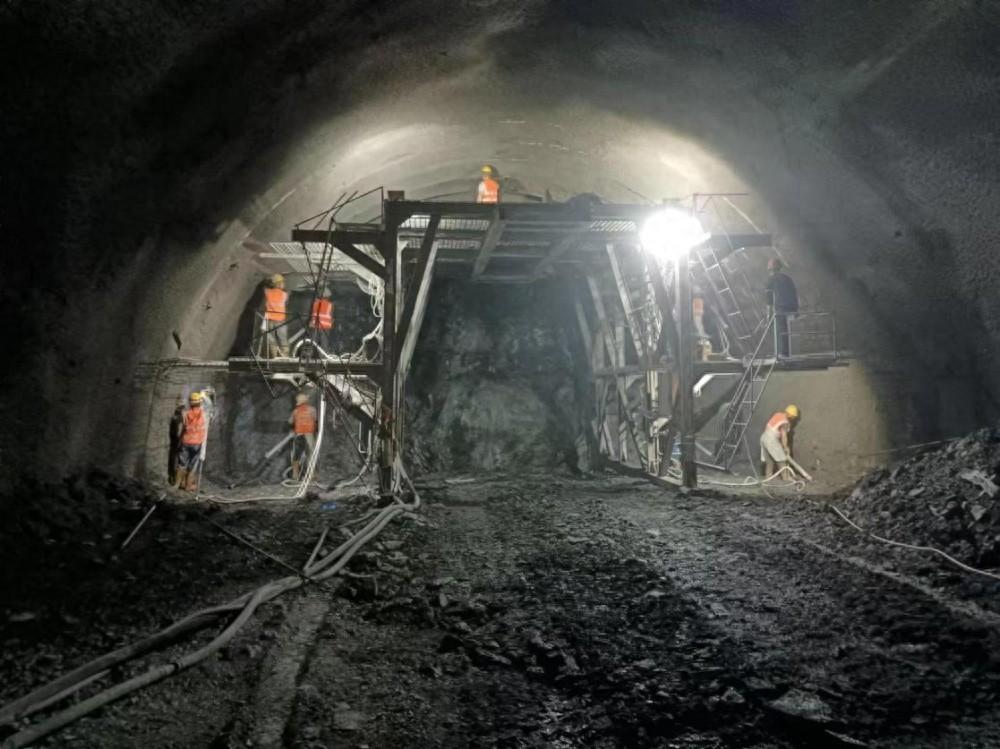 856 米！中建路桥集团承建的湖北鹤峰湄坪旅游公路青岩坪隧道顺利贯通  第1张
