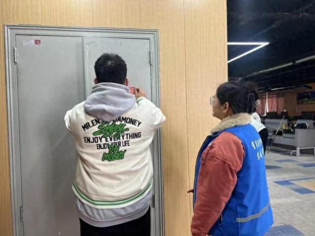 安全无小事！网格员排查电动车上楼充电和楼道杂物堆积隐患