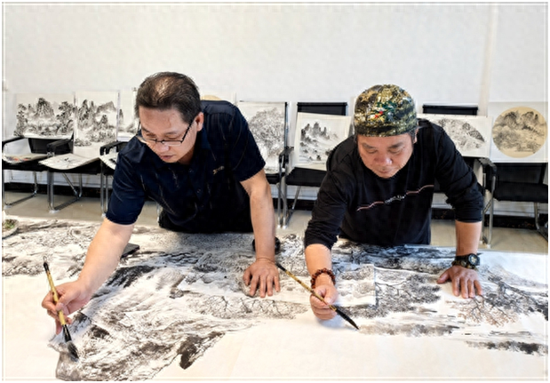 阳朔画家走进葡萄镇，用画笔勾勒出绝美山水画卷
