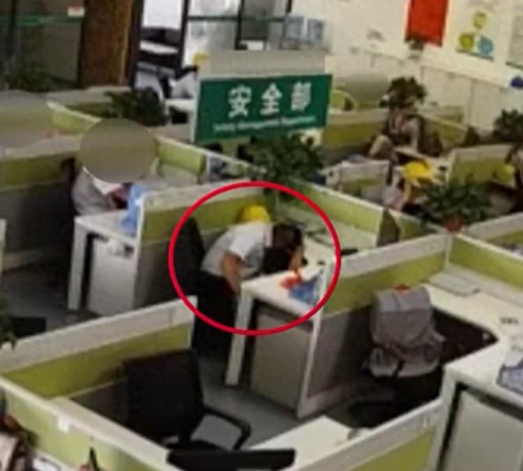男子上班睡觉一小时被开除，法院判决公司赔偿 35 万余元，你怎么看？