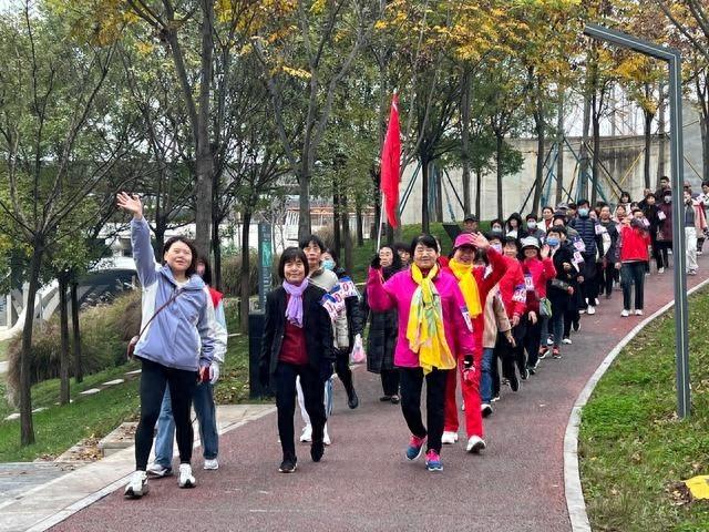 初冬寒意逼人，60 余名老人却热情似火，原因竟是……