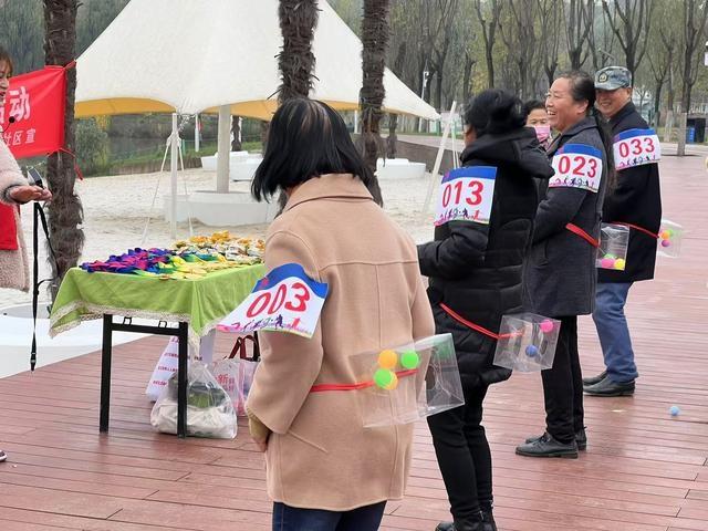 初冬寒意逼人，60 余名老人却热情似火，原因竟是……  第2张
