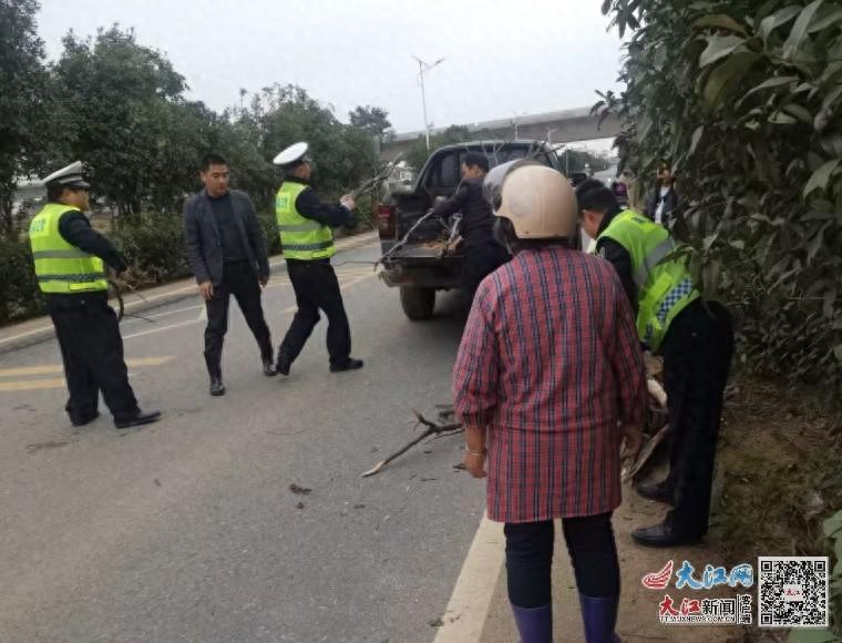 南昌一老人竟在公路上砍柴！交警及时赶到，结局令人暖心  第1张