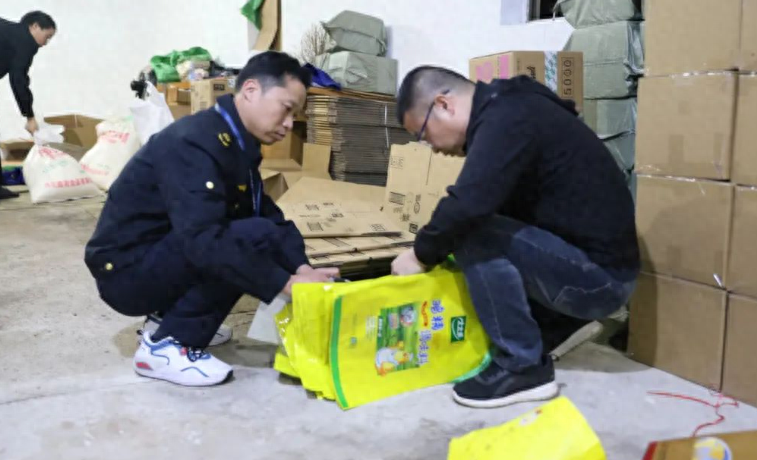 江苏兴化市场监管局成功端掉制售假冒食品黑作坊，清除群众舌尖之害  第1张