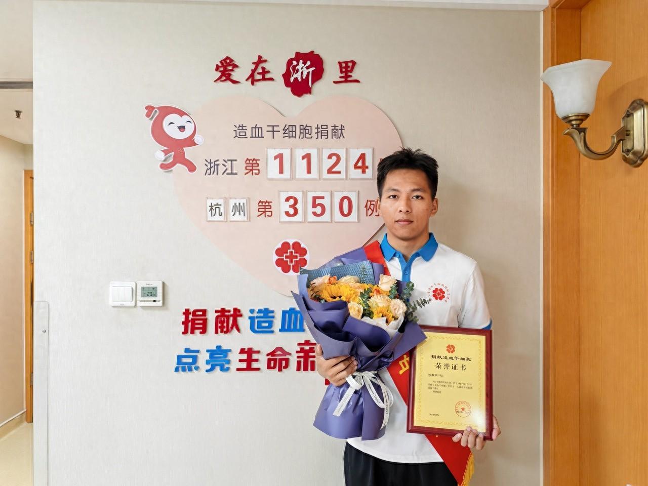 00 后体育老师请假 15 天，学生不解，得知原因后纷纷竖起大拇指