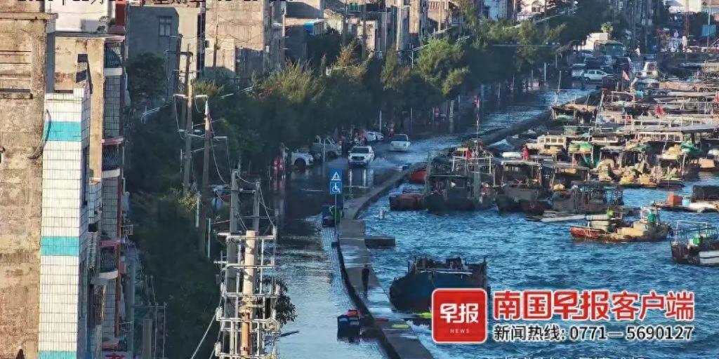 北海滨海路惊现罕见海水倒灌，整条街道被淹，市民直呼几十年头一遭  第1张
