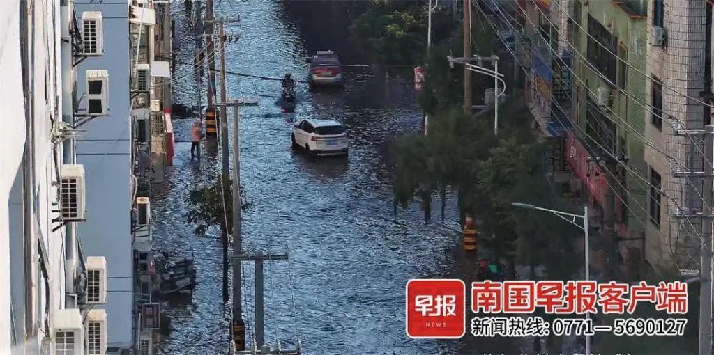 北海滨海路惊现罕见海水倒灌，整条街道被淹，市民直呼几十年头一遭  第2张