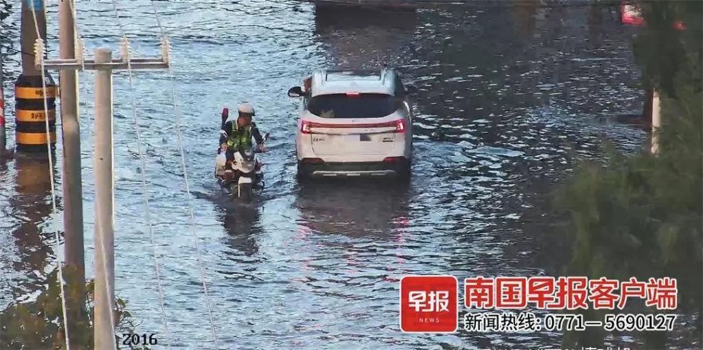 北海滨海路惊现罕见海水倒灌，整条街道被淹，市民直呼几十年头一遭  第3张