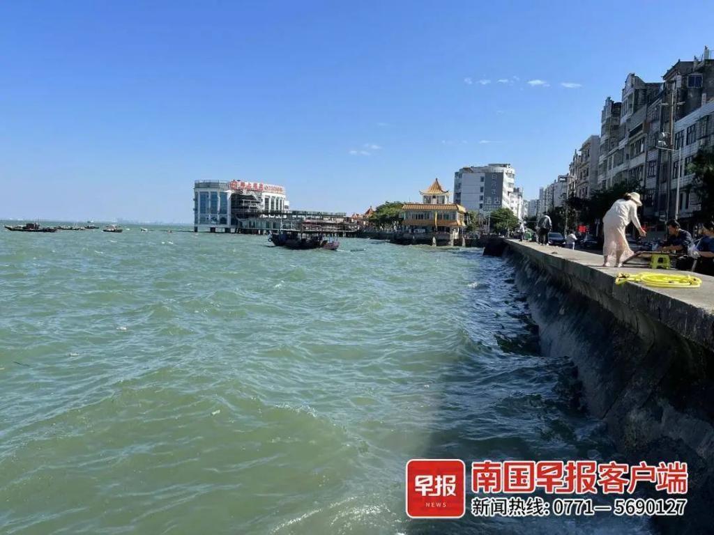 北海滨海路惊现罕见海水倒灌，整条街道被淹，市民直呼几十年头一遭  第5张
