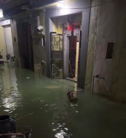 北海滨海路惊现罕见海水倒灌，整条街道被淹，市民直呼几十年头一遭  第6张