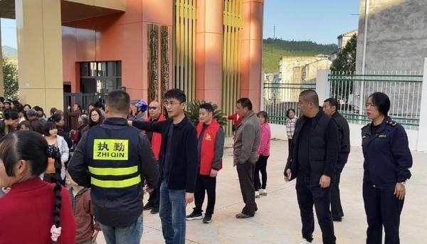 政府联合行动，疏堵保畅，让文明出行的种子在居民心中生根发芽  第2张