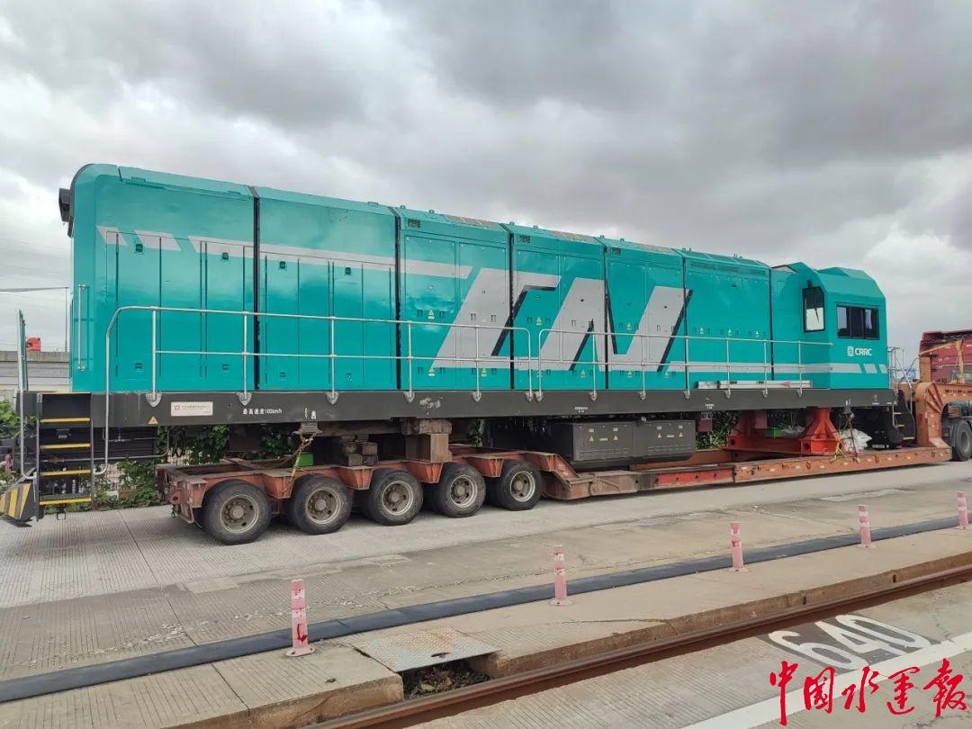 国内首台！1500 千瓦纯电新能源机车投入运营，宁波舟山港引领绿色转型  第2张