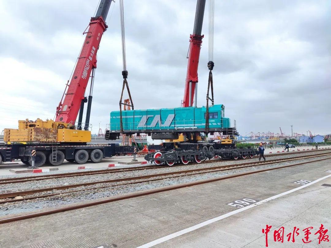 国内首台！1500 千瓦纯电新能源机车投入运营，宁波舟山港引领绿色转型  第3张