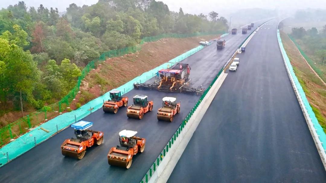 湖南高速全力冲刺！益常高速扩容工程益阳段主线路面施工完毕，通车在望  第1张