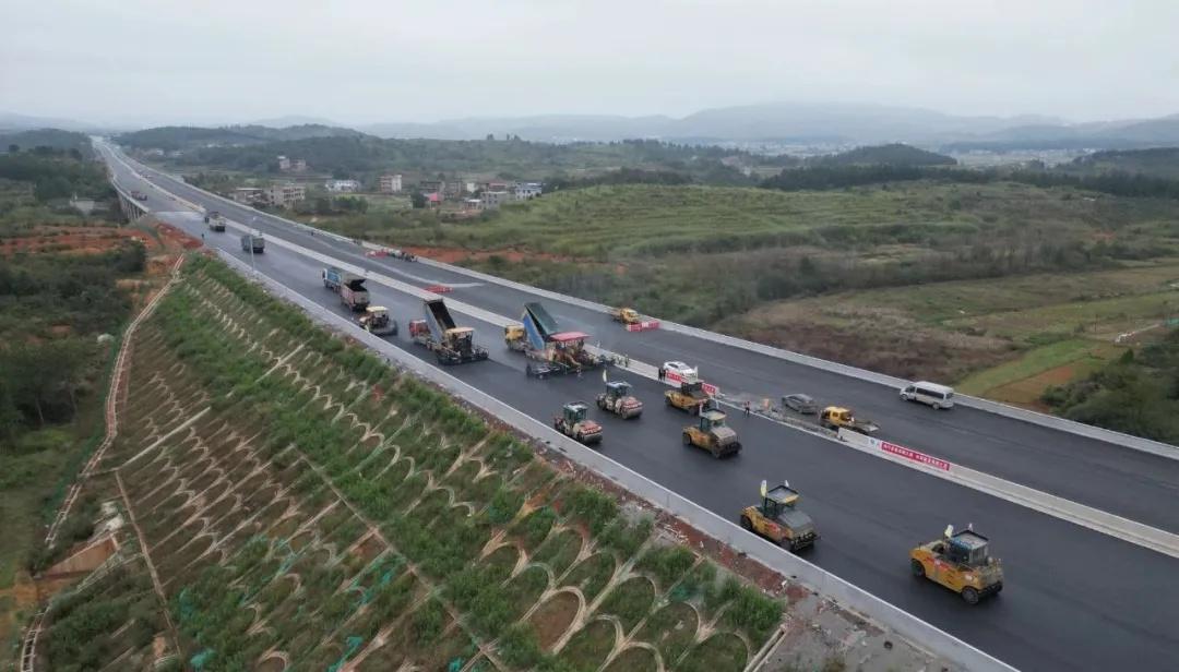 湖南高速全力冲刺！益常高速扩容工程益阳段主线路面施工完毕，通车在望  第2张
