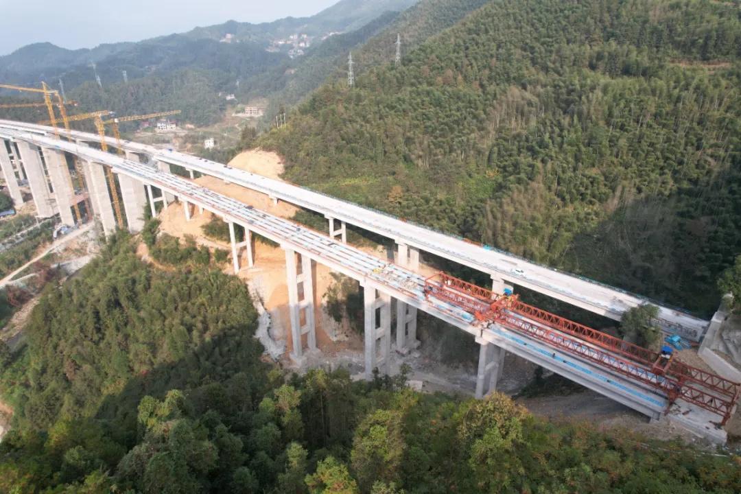 湖南高速全力冲刺！益常高速扩容工程益阳段主线路面施工完毕，通车在望  第3张
