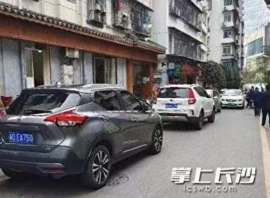 长沙背街小巷停车乱象何时休？交警出手整治  第1张