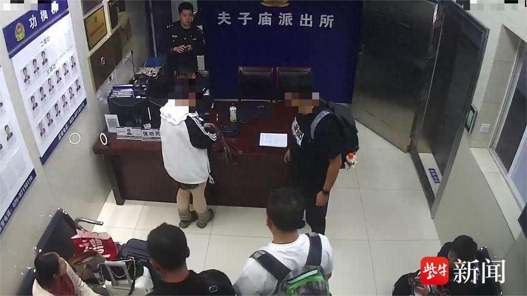 游客丢失挎包，半小时内民警迅速找回，这速度你敢信？