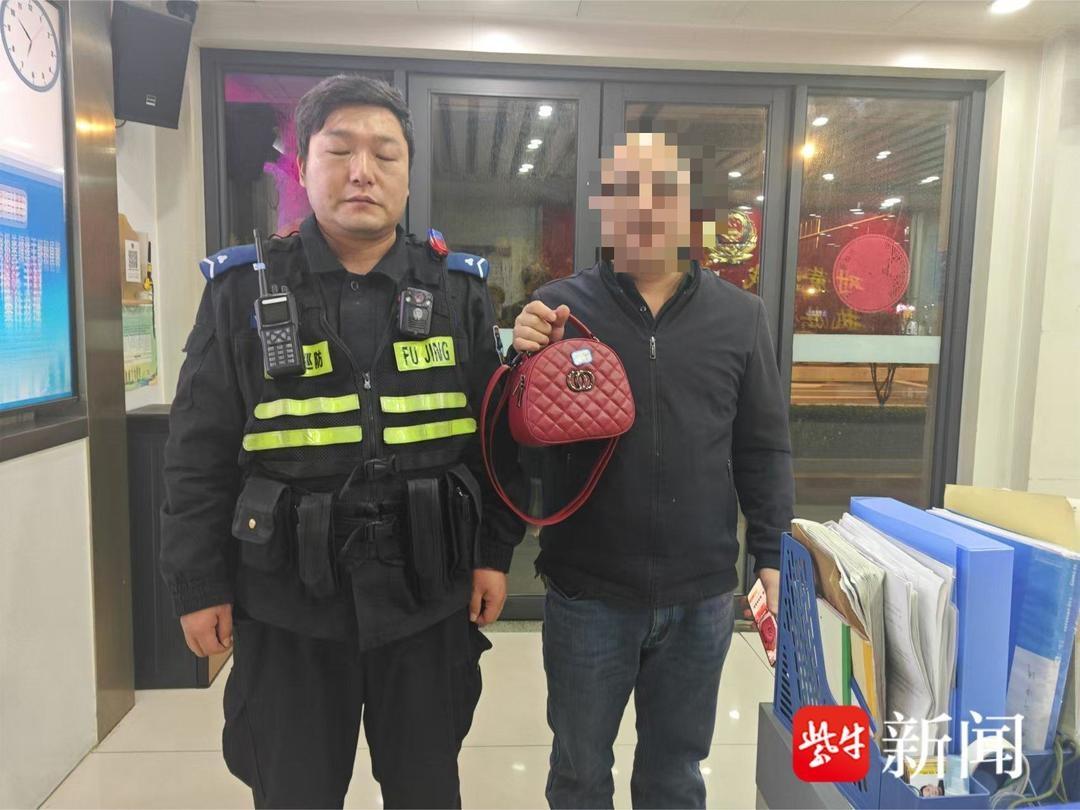 游客丢失挎包，半小时内民警迅速找回，这速度你敢信？  第2张