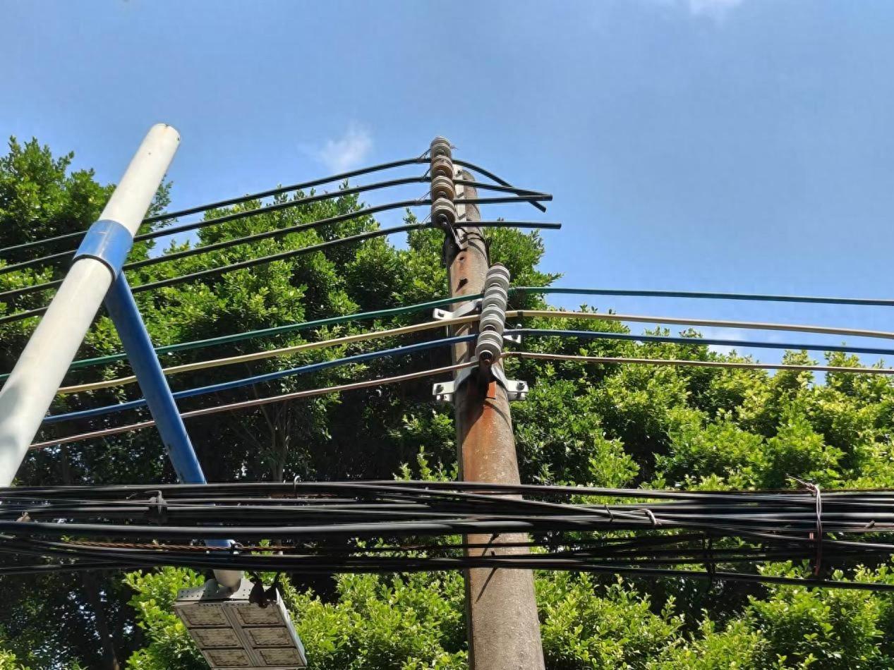 电线杆开裂严重居民出行心慌慌,同德街迅速行动修复获点赞 第1张 电线杆开裂严重居民出行心慌慌,同德街迅速行动修复获点赞 第1张