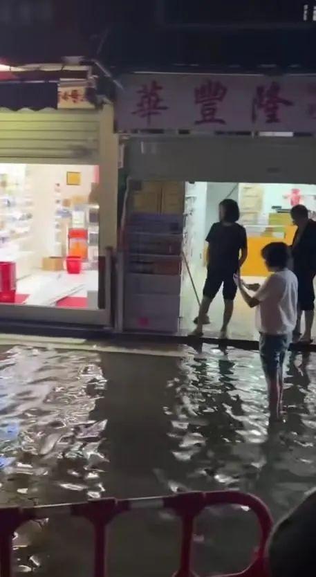 深圳中英街海水倒灌！11 月 19 日凌晨多地居民拍下惊险一幕  第3张