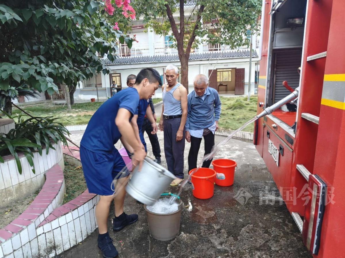 高温干旱致缺水，消防送水暖人心  第2张
