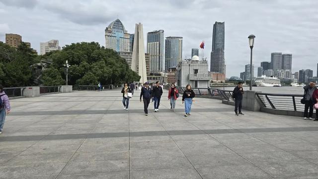 明天天气如何？外滩将跌破 10℃，出行请注意保暖  第3张