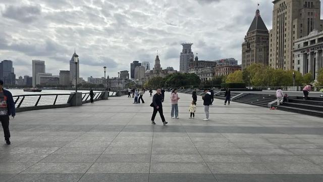 明天天气如何？外滩将跌破 10℃，出行请注意保暖  第4张