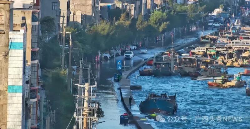 突发！北海市区北部滨海路几乎整条街道被淹，市民出行受阻  第2张