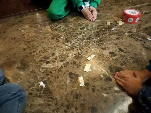 8 岁小学生双手糜烂，原因竟是沉迷拍烟卡！家长们要警惕了  第2张