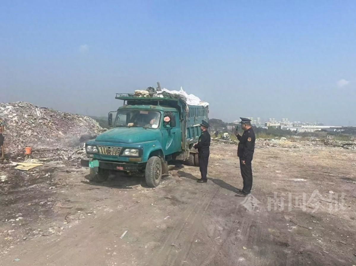 无证运输建筑垃圾，来宾男子被罚款 1000 元，赚 180 元却得不偿失
