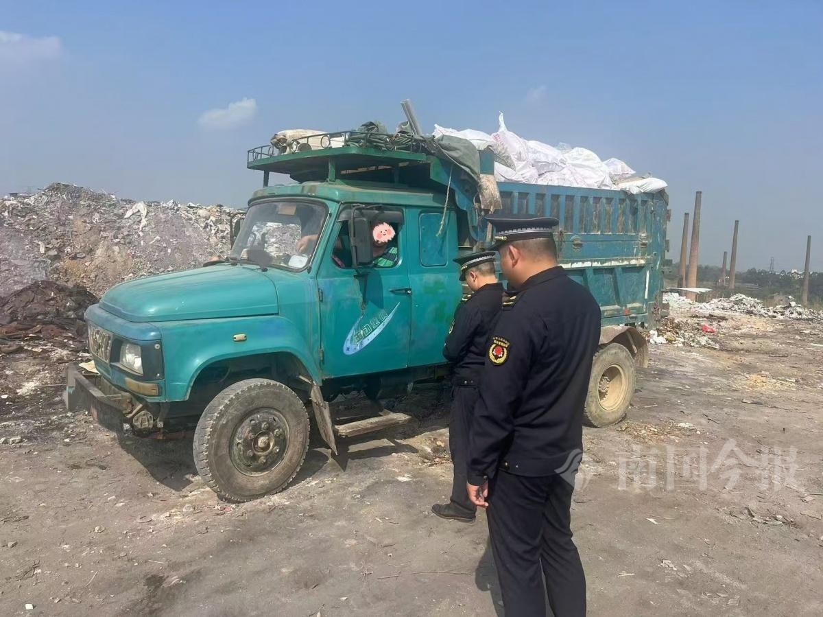 无证运输建筑垃圾，来宾男子被罚款 1000 元，赚 180 元却得不偿失  第2张