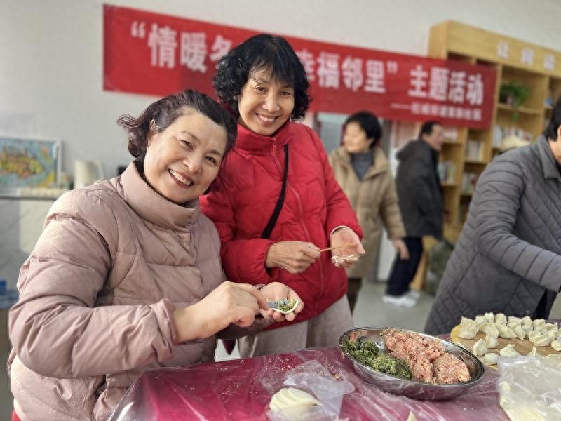 立冬饺子香飘社区，邻里情深温暖冬日——西安雁塔区社区包饺子活动温馨上演  第1张