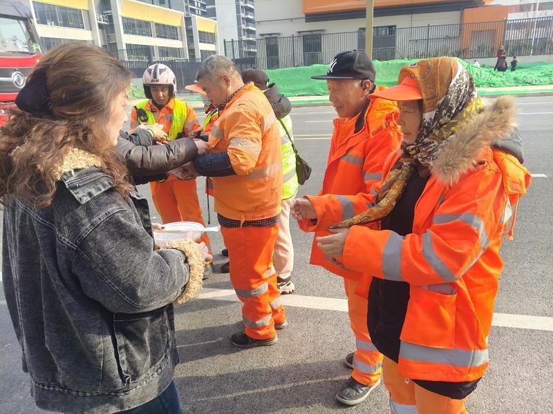 立冬饺子香飘社区，邻里情深温暖冬日——西安雁塔区社区包饺子活动温馨上演  第2张