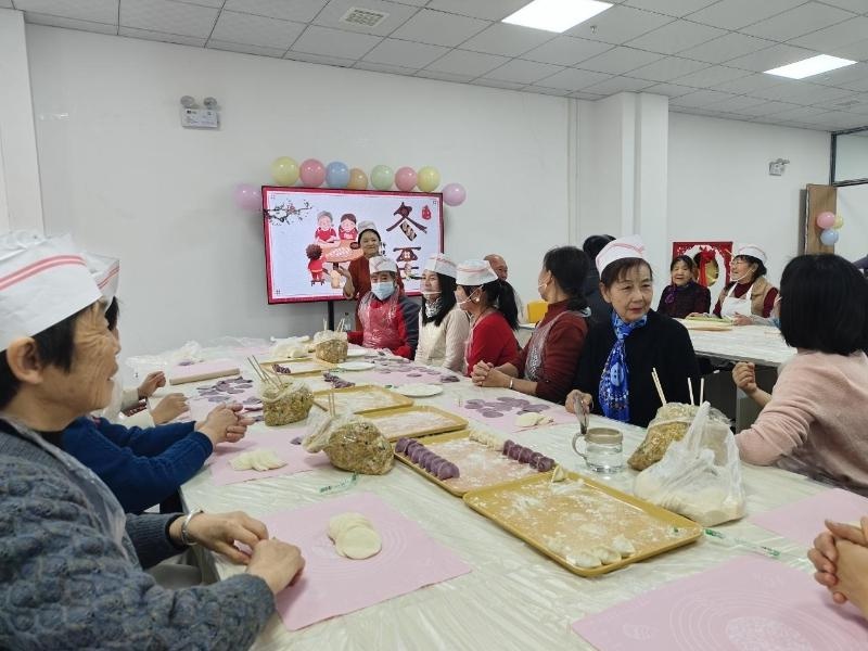 立冬饺子香飘社区，邻里情深温暖冬日——西安雁塔区社区包饺子活动温馨上演  第4张