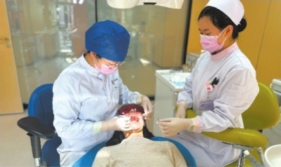 17岁少女每天喝4瓶可乐，15颗牙齿被泡腐，笑容从此消失