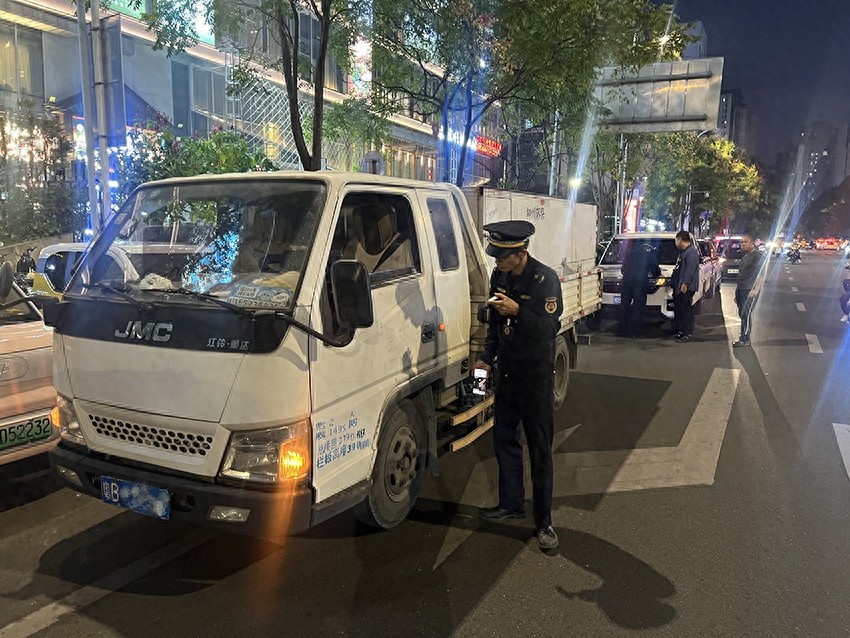 惊！柳州男子私自改装货车收运泔水，背后原因令人  第1张