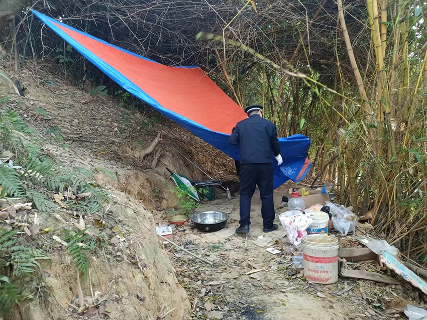 惊！城中区执法人员突袭河岸，私搭钓鱼台竟藏如此秘密  第3张