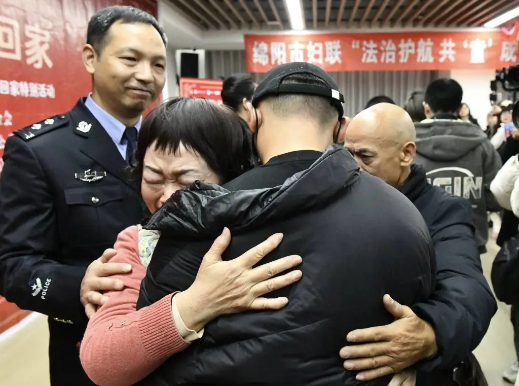 38年寻亲路终团圆：被拐孩子与亲生父母泪洒认亲现场  第2张