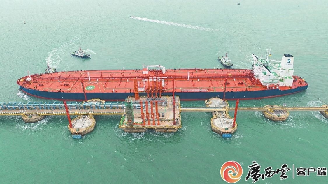 30万吨巨轮首次成功靠泊钦州港！引航员如何完成这一壮举？