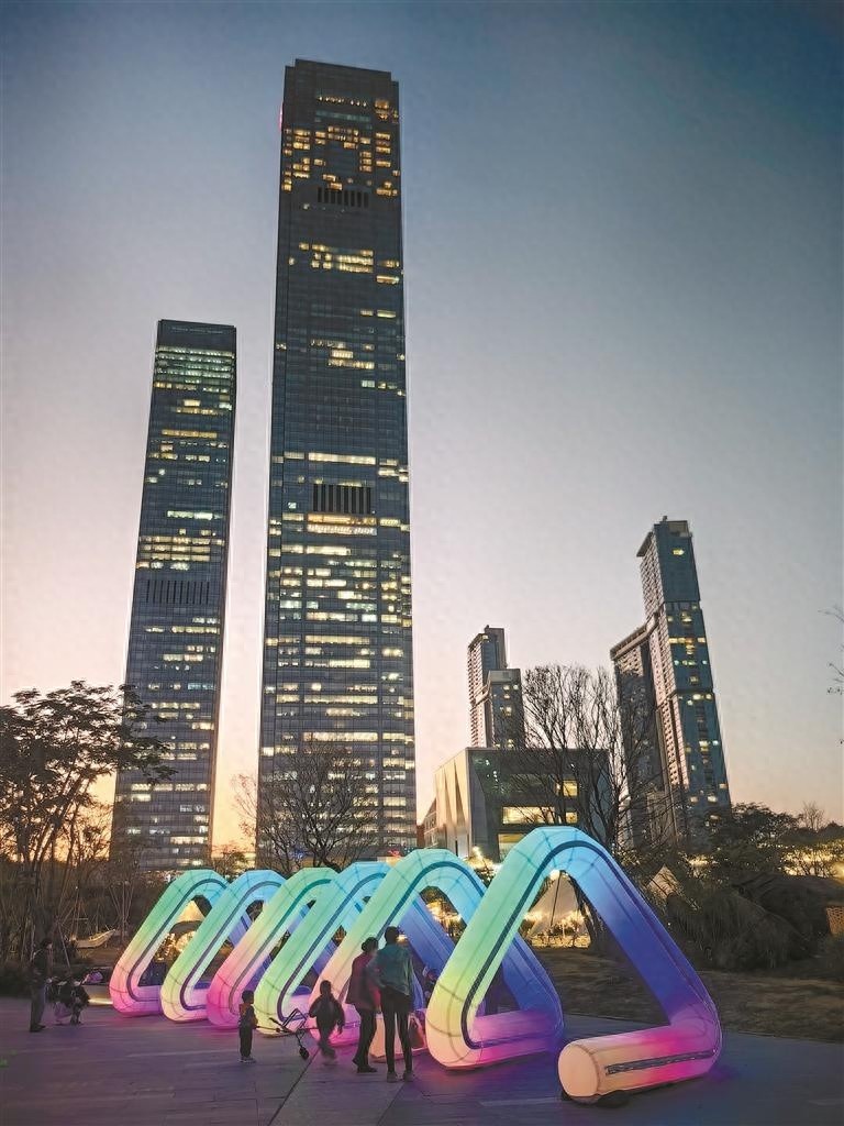2024深圳光影艺术季盛大开幕，76组国际光影艺术作品点亮鹏城，持续至2025年春节