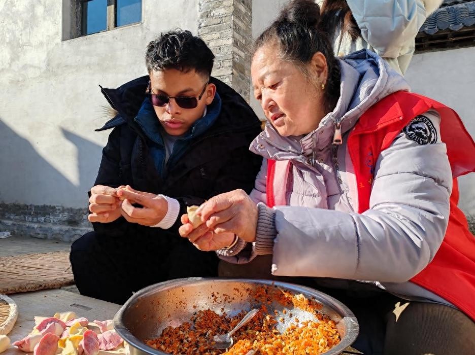 留学生体验中国冬至：饺子里的文化密码，你绝对想不到的寓意