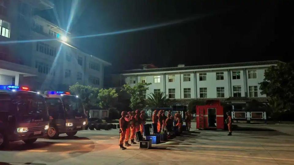 云南大理深夜突发3.8级地震，震中周边村庄紧急疏散，居民惊魂未定  第8张
