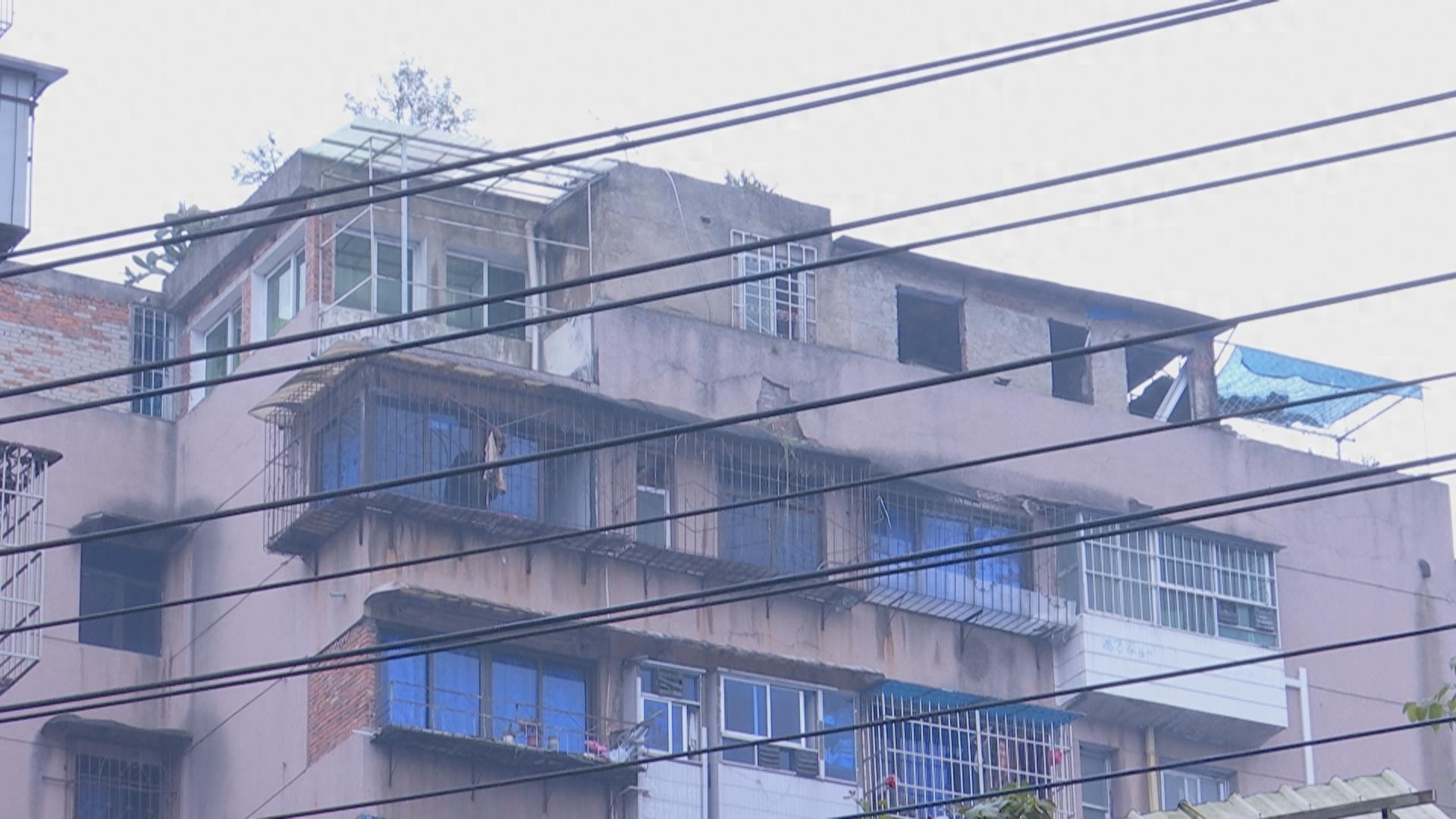 惊！贵阳左阿姨因楼顶外墙垮塌，整日忧心忡忡，连门都不敢出  第1张