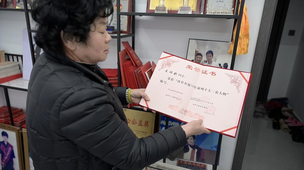从石板桥上的纽扣摊到年销40亿，这位妇女如何用智慧改变一个小镇的命运？  第2张