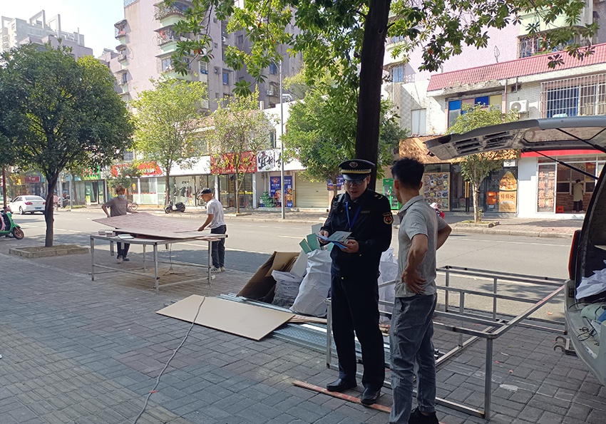 装修扬尘扰民？执法人员现场查处，揭秘防尘布下的秘密  第3张