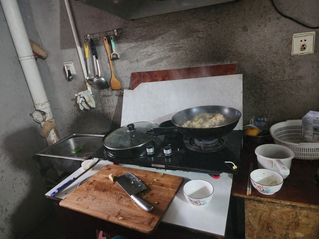 惊险！刘阿姨炖排骨意外锁门外，巡特警紧急救援，煤气隐患令人揪心  第1张
