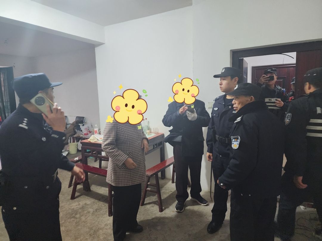 惊险！刘阿姨炖排骨意外锁门外，巡特警紧急救援，煤气隐患令人揪心  第2张